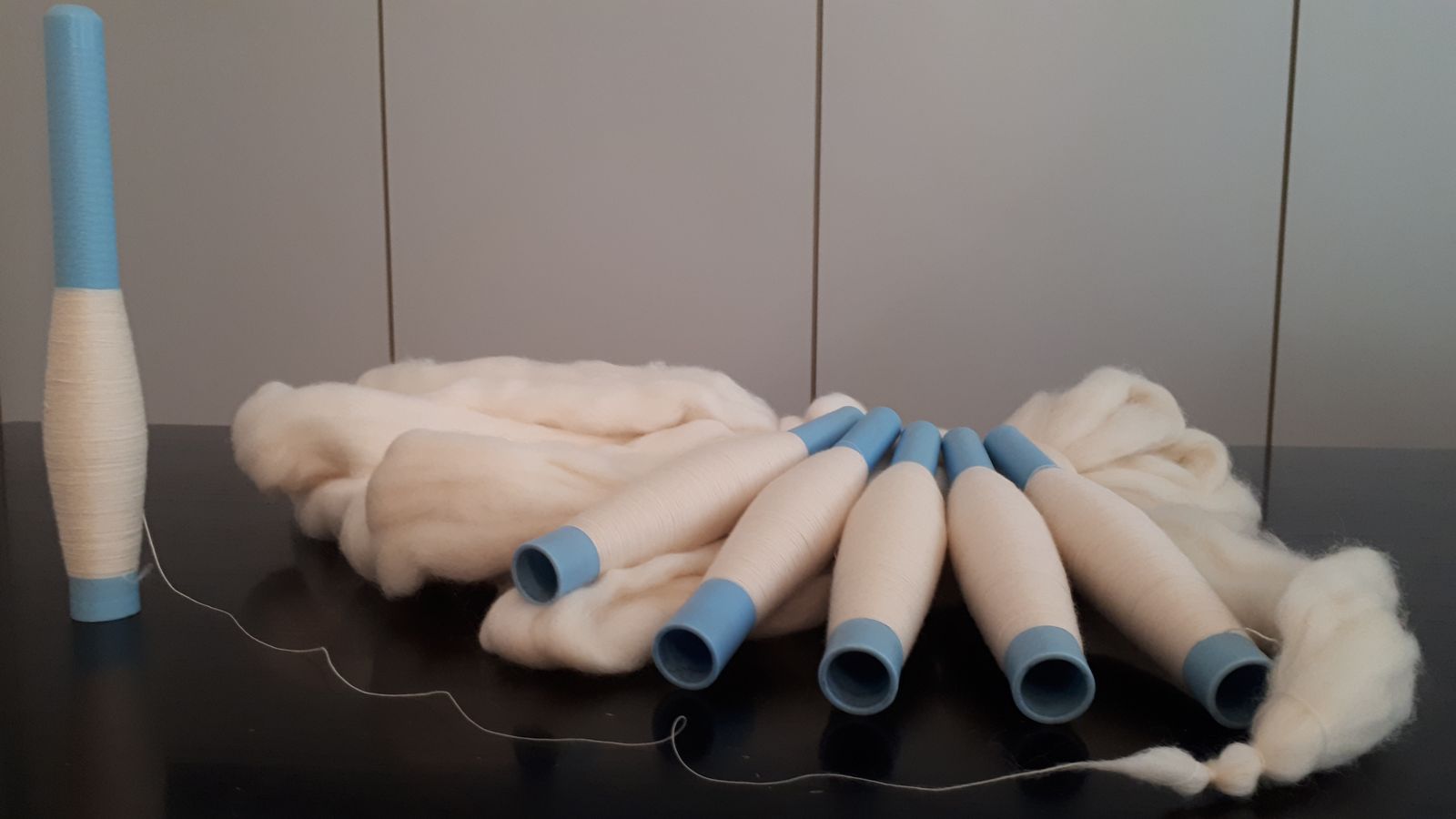 Spole di filato bianco e lana pettinata per maglieria intima