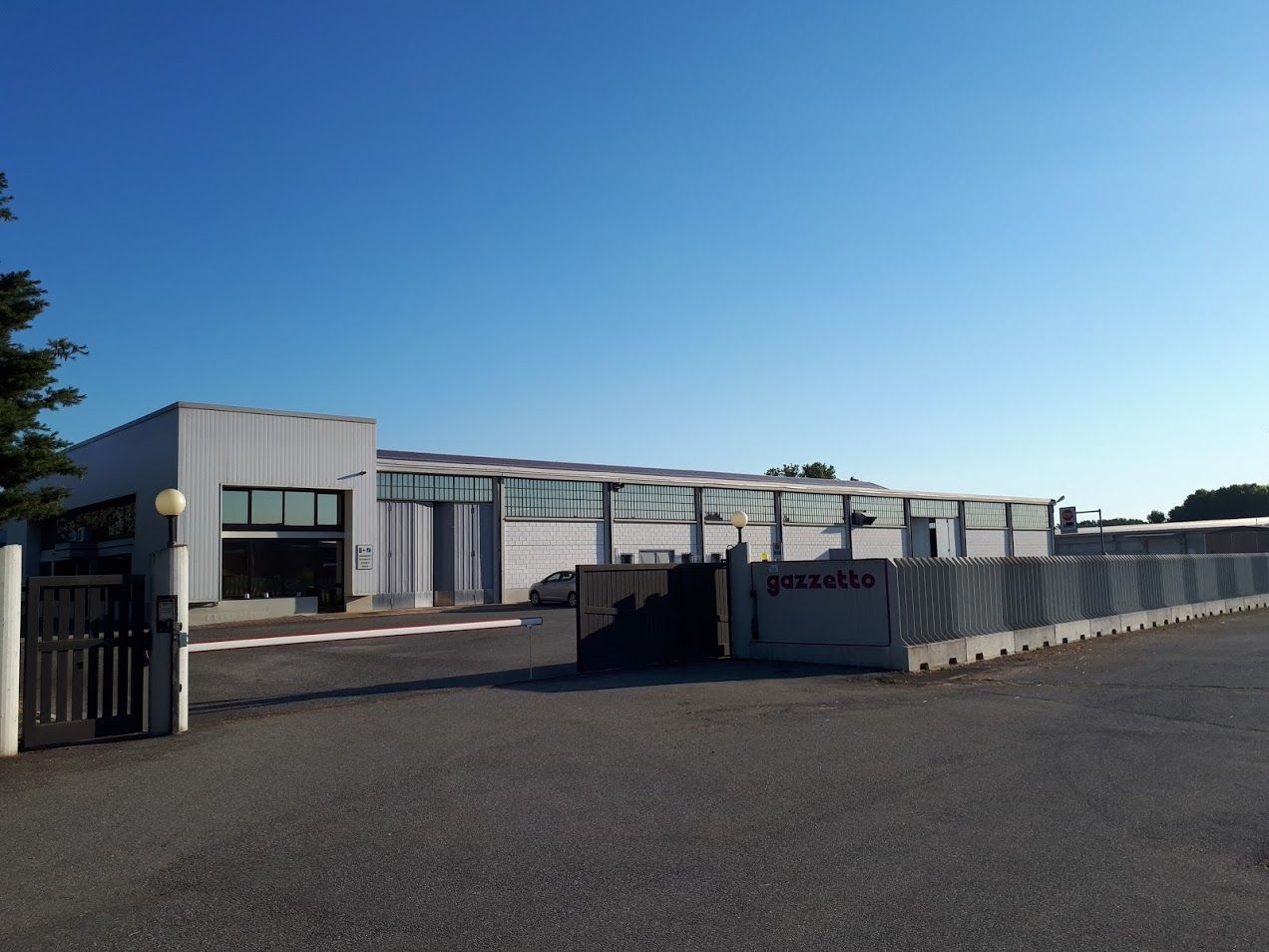 L'ingresso dello stabilimento con il cancello e l'insegna gazzetto